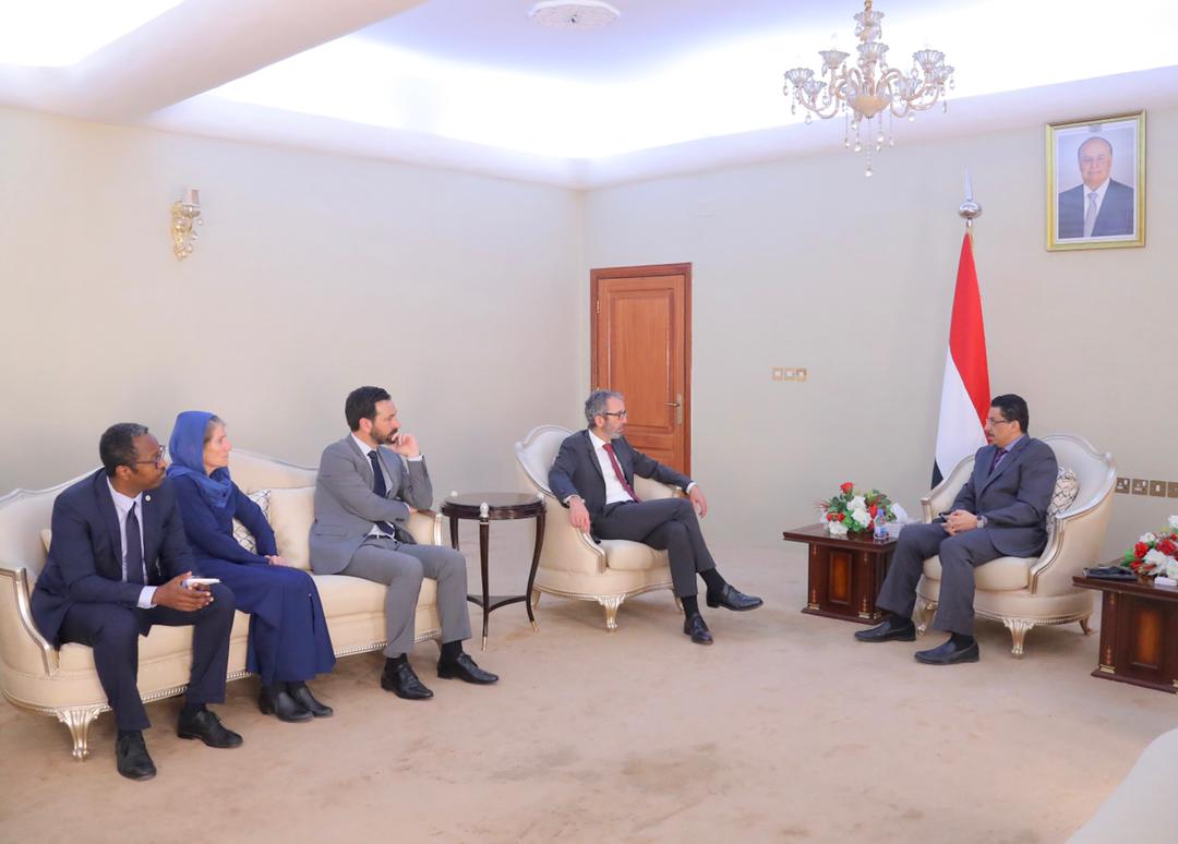 وزير الخارجية يطلع على أنشطة ومشاريع اللجنة الدولية للصليب الأحمر