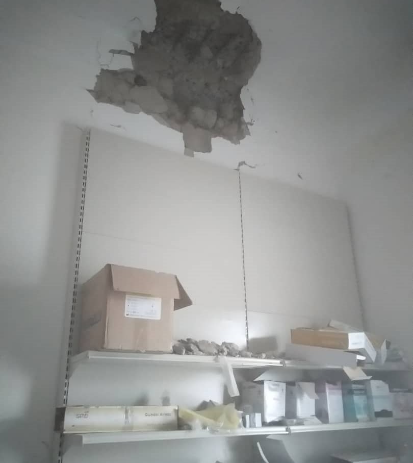 نائب مدير دائرة الخدمات الطبية العسكرية يطلع على الدمار الذي خلفه القصف الحوثي على مستشفيين في مفرق الجوف