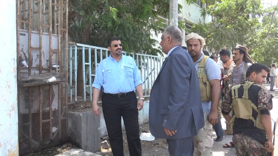 محافظ عدن يزور مديرية صيرة ويوجه بإغلاق آبار عشوائية لبيع المياه في السايلة