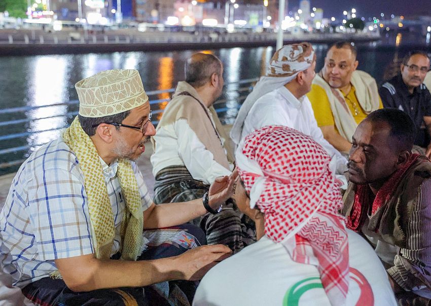 رئيس الوزراء يشارك أبناء وأهالي حضرموت أجواء الاحتفاء والاستعداد لعيد الفطر المبارك