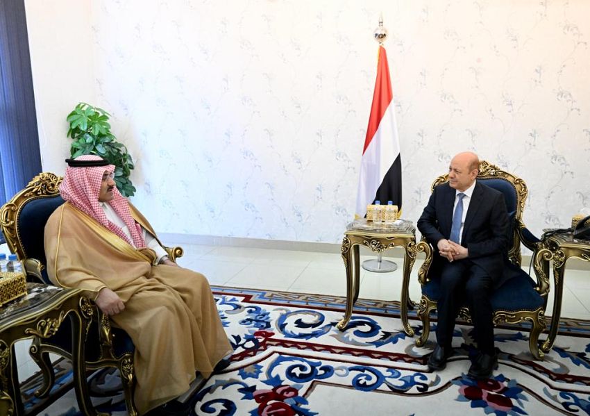 رئيس مجلس القيادة الرئاسي يتسلم دعوة من خادم الحرمين الشريفين لحضور القمة العربية