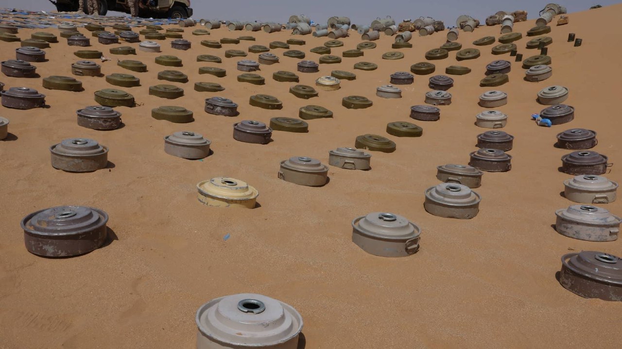 قوات الجيش تنّزع كميات كبيرة من الألغام الحوثية في عبس بحجة