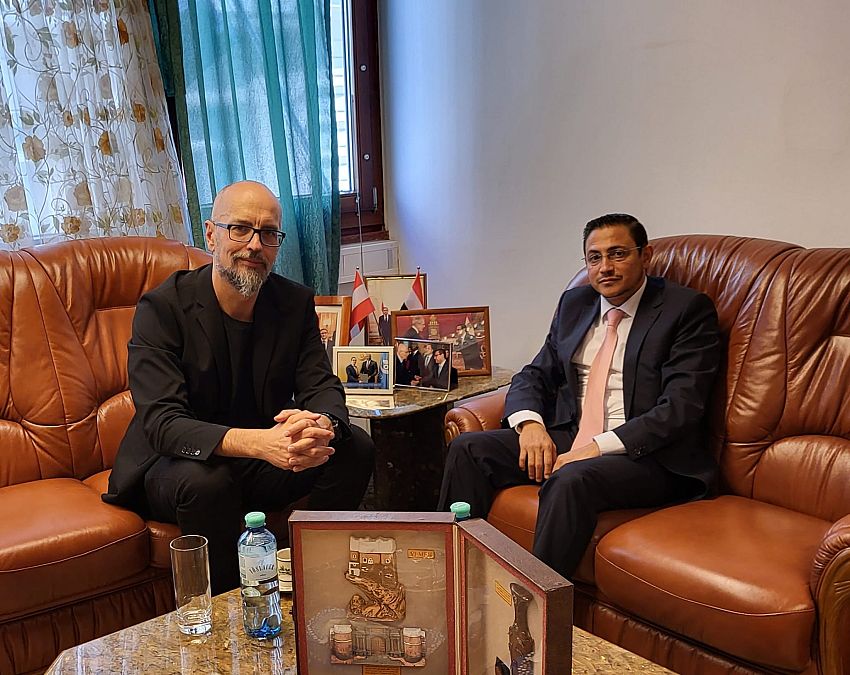سفير اليمن يلتقي عضو في البرلمان النمساوي عن حزب الخضر