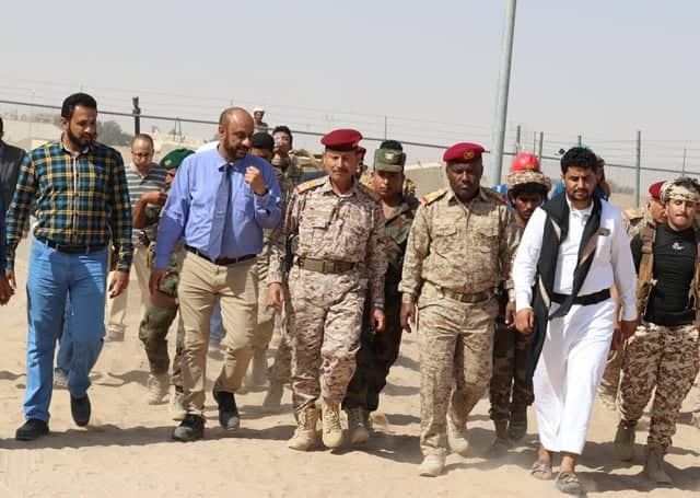 قائد المنطقة العسكرية الثالثة  يتفقد قوات الجيش المكلفة بحماية محطة صافر