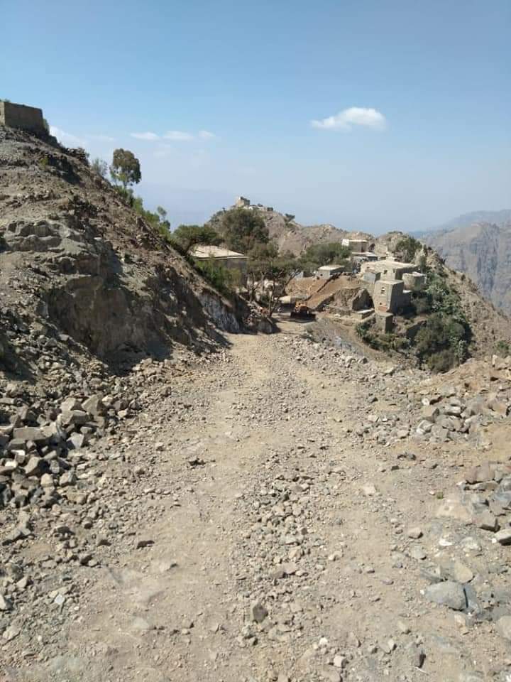 تعز :مدير عام "صبر الموادم" يوجه فريق هندسي بزيارة طريق "العروس النجادة كحلان المسراخ" وذلك لعمل دراسة لها والبدء بصيانتها 