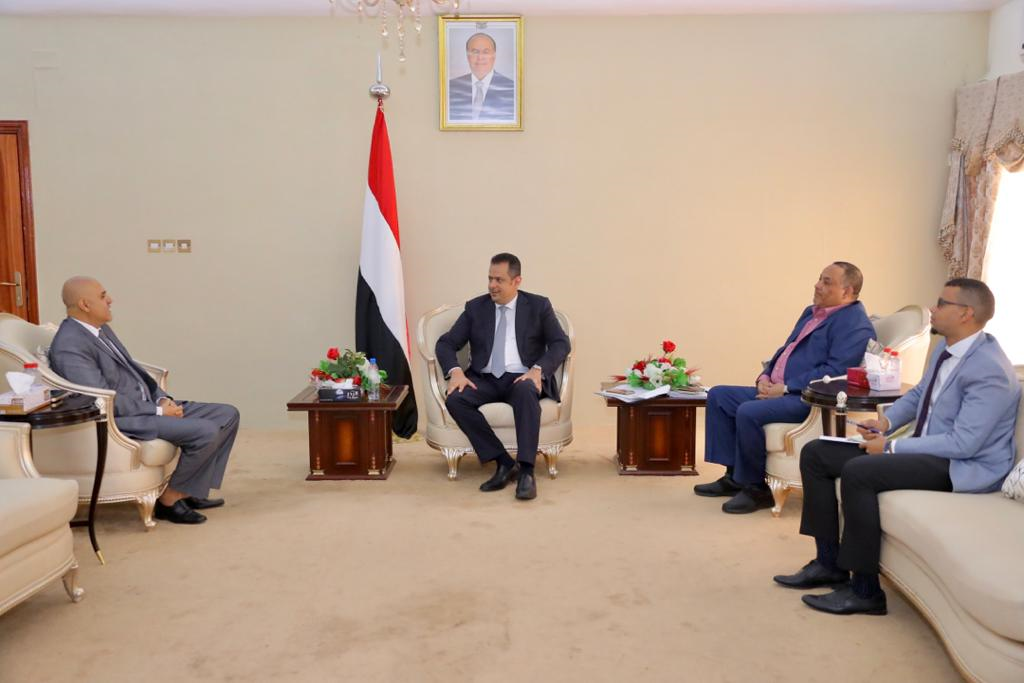 رئيس الوزراء يطلع من محافظ تعز على مستجدات الأوضاع في المحافظة