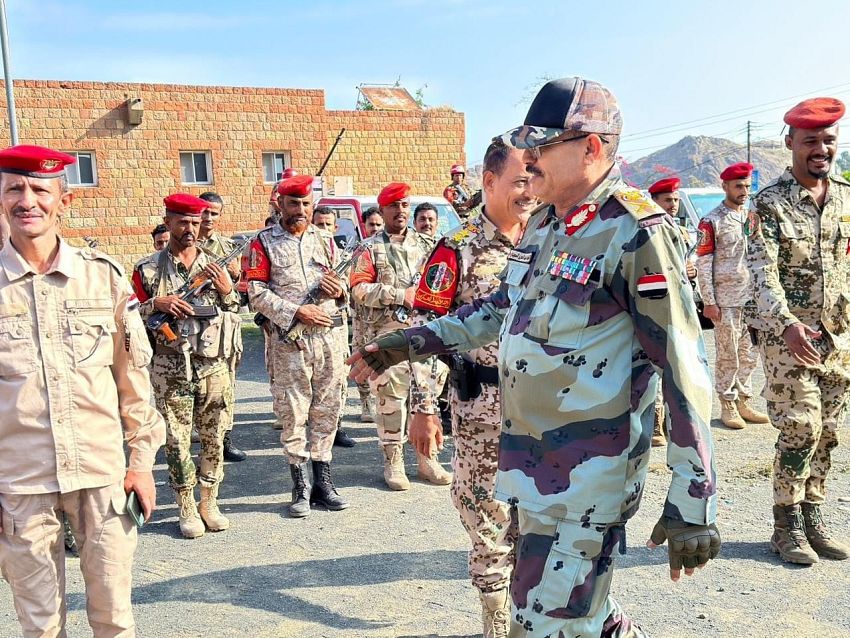 رئيس أركان محور تعز يتفقد المقاتلين بقيادة الشرطة العسكرية وقطاع لواء النصر