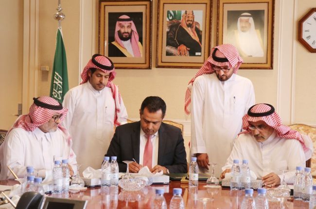 رئيس الوزراء د.معين عبدالملك يعلن تمديد المنحة السعودية للمشتقات النفطية عاماً كاملاً