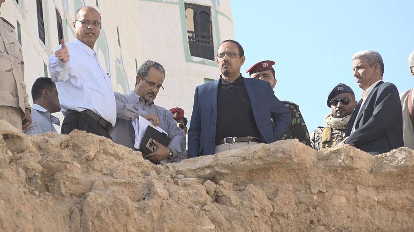 محافظ حضرموت يطلع على الأضرار التي لحقت بسور قصر السلطان الكثيري