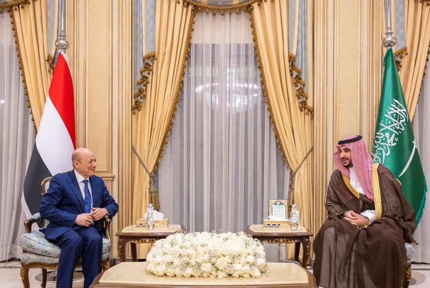 رئيس مجلس القيادة الرئاسي يبحث مع وزير الدفاع السعودي مستجدات الوضع اليمني
