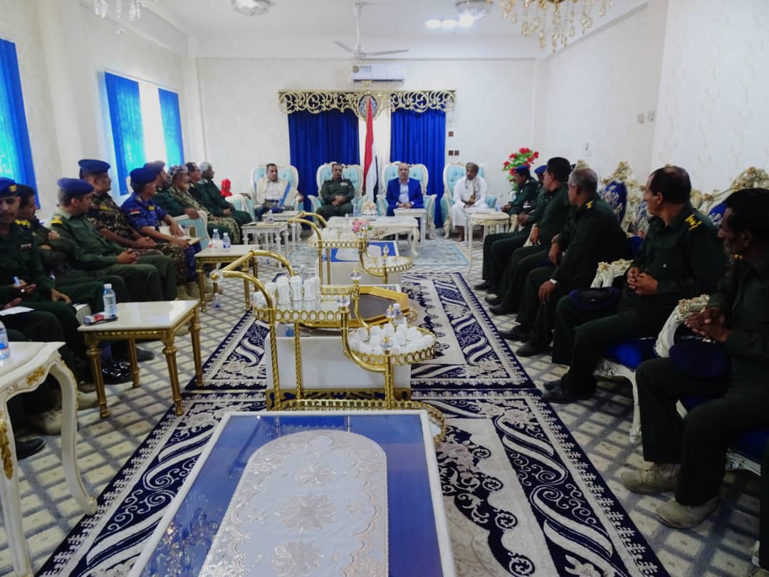 نائب رئيس الوزراء وزير الداخلية يطلع على مستوى الأداء الأمني في المهرة