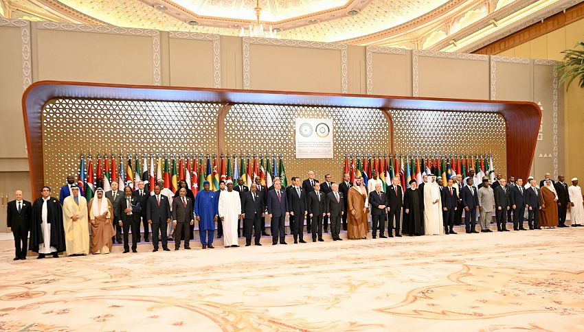 رئيس مجلس القيادة الرئاسي يشارك في الجلسة المفتوحة للقمة العربية الاسلامية المشتركة