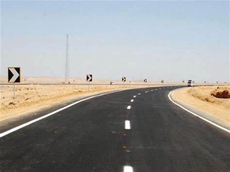 تواصل أعمال صيانة الطريق الواصل بين رأس عمران - المخأ