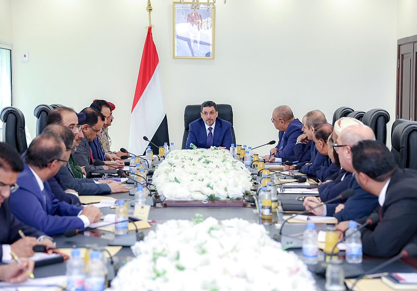 رئيس الوزراء يترأس في العاصمة المؤقتة عدن الاجتماع الأول لمجلس الوزراء