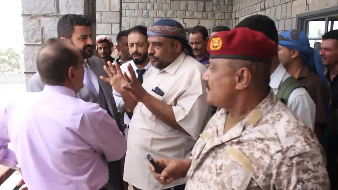 المحافظ سالمين واللواء فضل حسن يطلعان على  موقعي الحجر الصحي في معسكر بدر