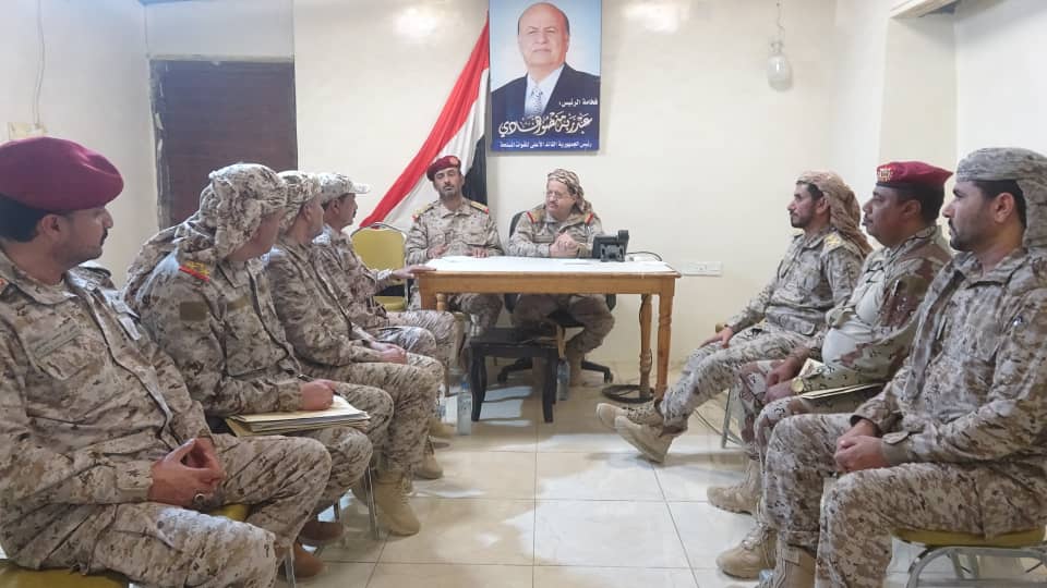 وزير الدفاع يرأس اجتماعاً موسعاً برؤساء الهيئات ومدراء الدوائر وقادة المناطق العسكرية
