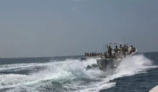انقاذ 26 مهاجرًا بعد غرق قاربهم قبالة السواحل اليمنية