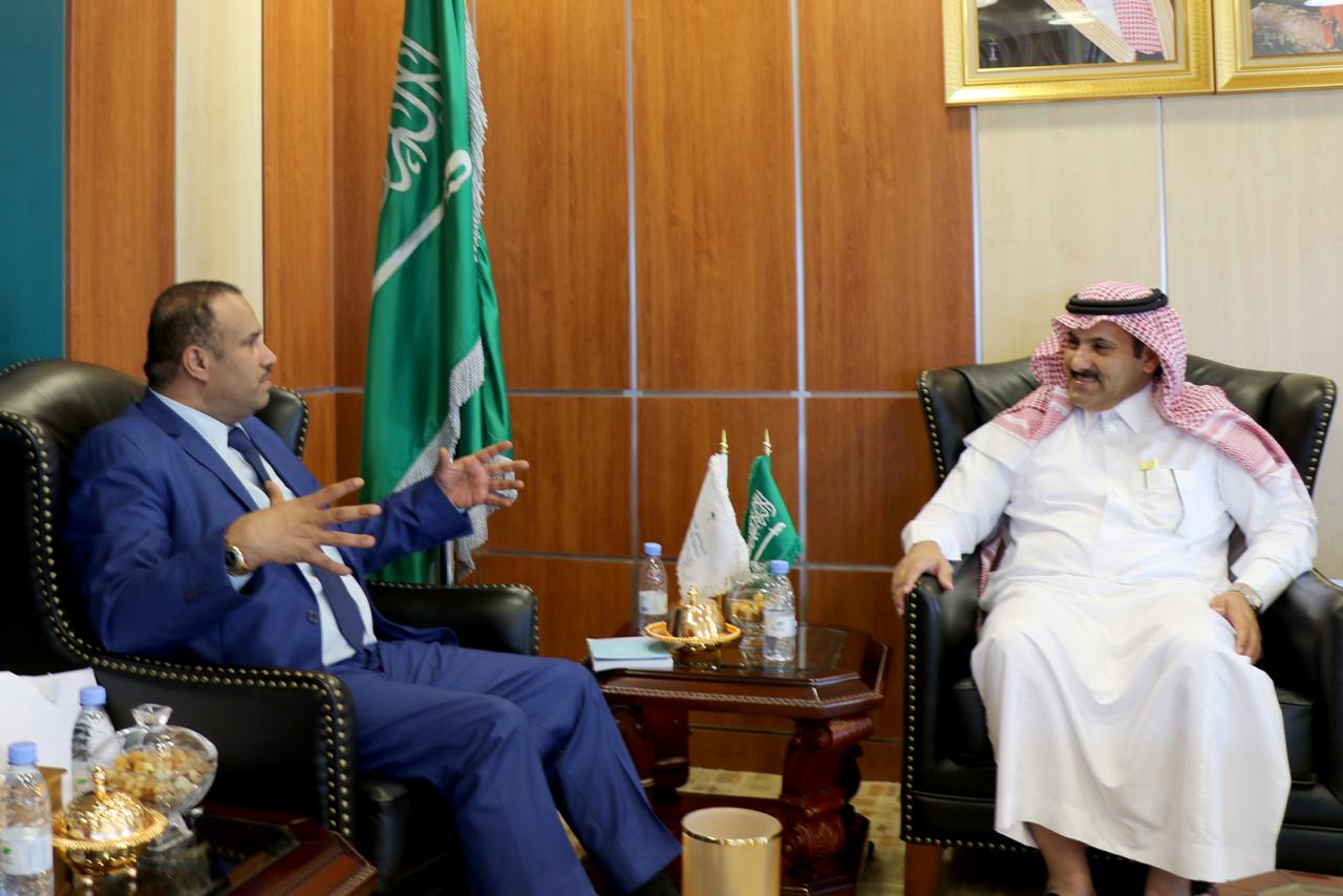 أمين العاصمة صنعاء عبدالغني جميل يناقش مع السفير السعودي البرامج التنموية