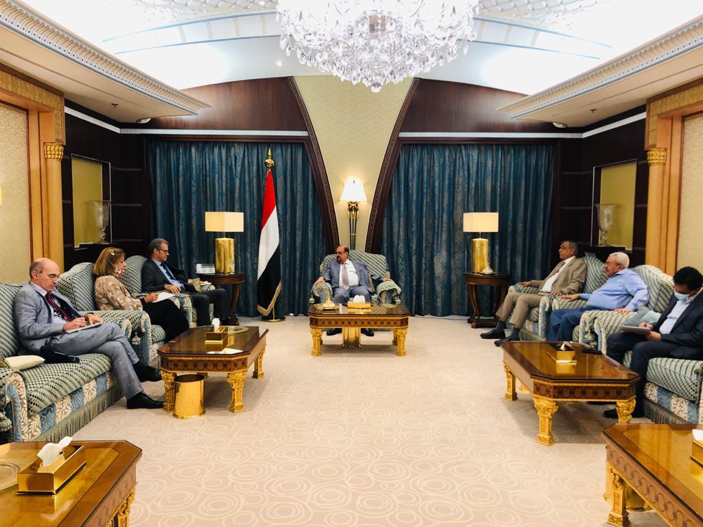 رئيس مجلس النواب يناقش مع السفير الفرنسي تطورات الاوضاع في بلادنا