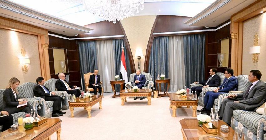 رئيس مجلس القيادة الرئاسي يستقبل المبعوث الاميركي لبحث سبل احياء مسار السلام في اليمن