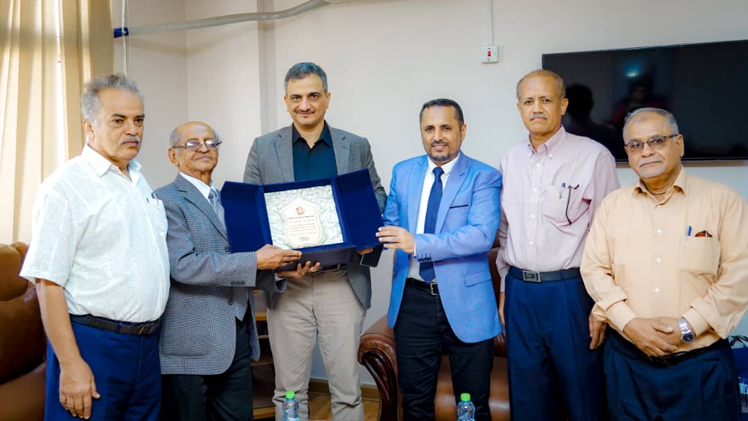 محافظ عدن يكرم الفنان الكبير محمد عطروش