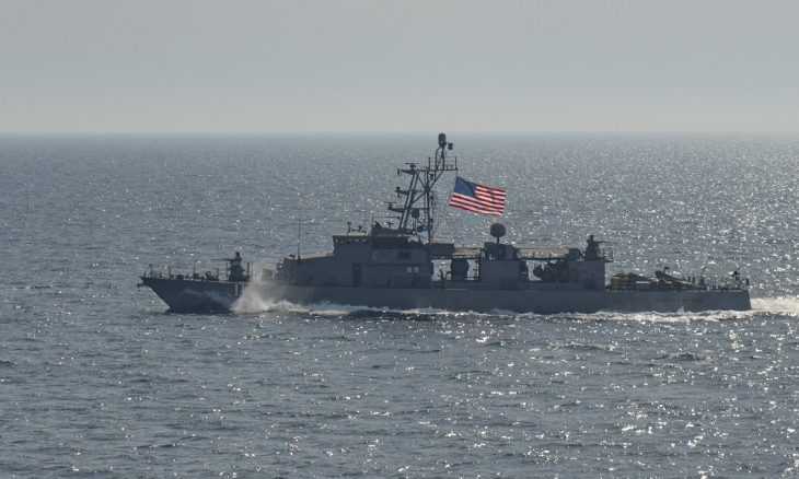 البحرية الأمريكية تصادر أسلحة إيرانية خطيرة في بحر العرب كانت في طريقها للحوثيين