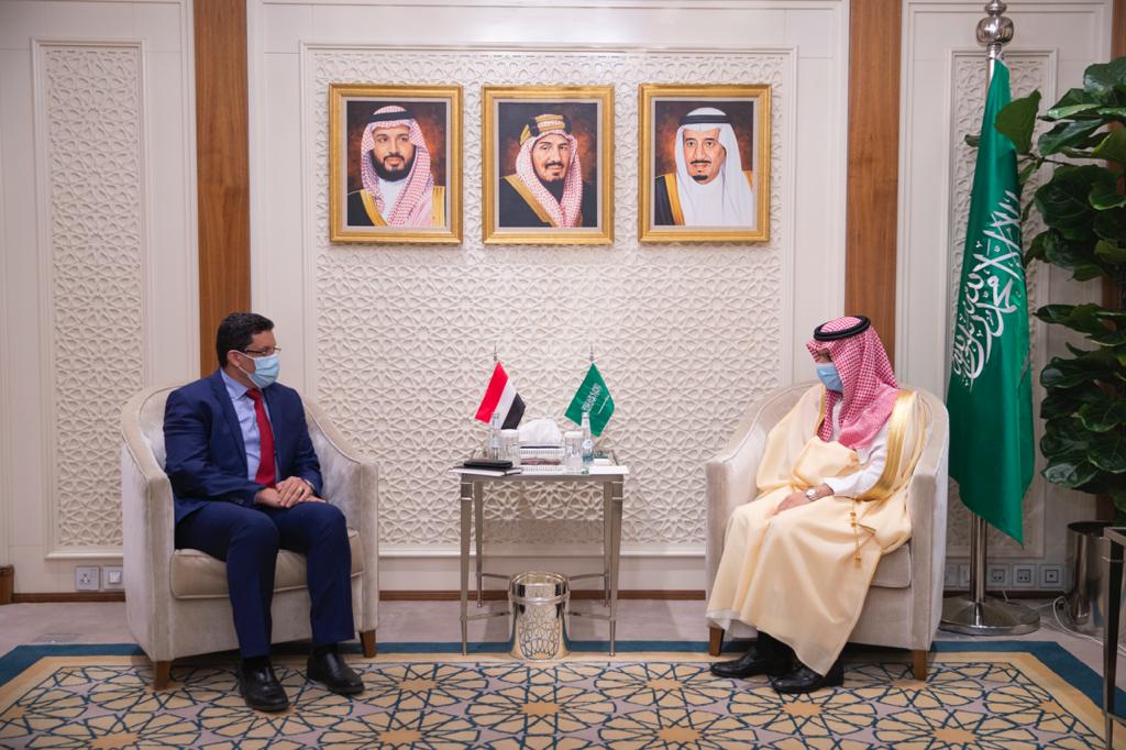وزير الخارجية يبحث مع نظيره السعودي العلاقات الثنائية بين البلدين