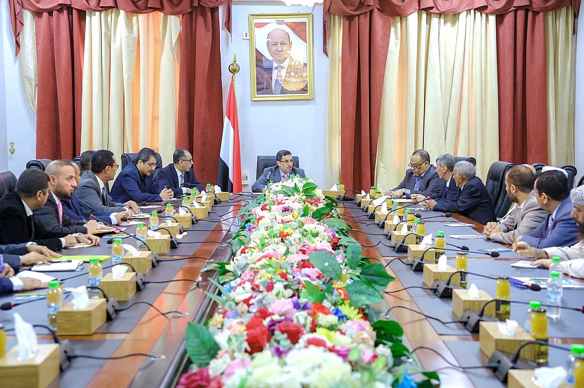 رئيس الوزراء يترأس في عدن اجتماع للغرفة التجارية وممثلي القطاع الخاص