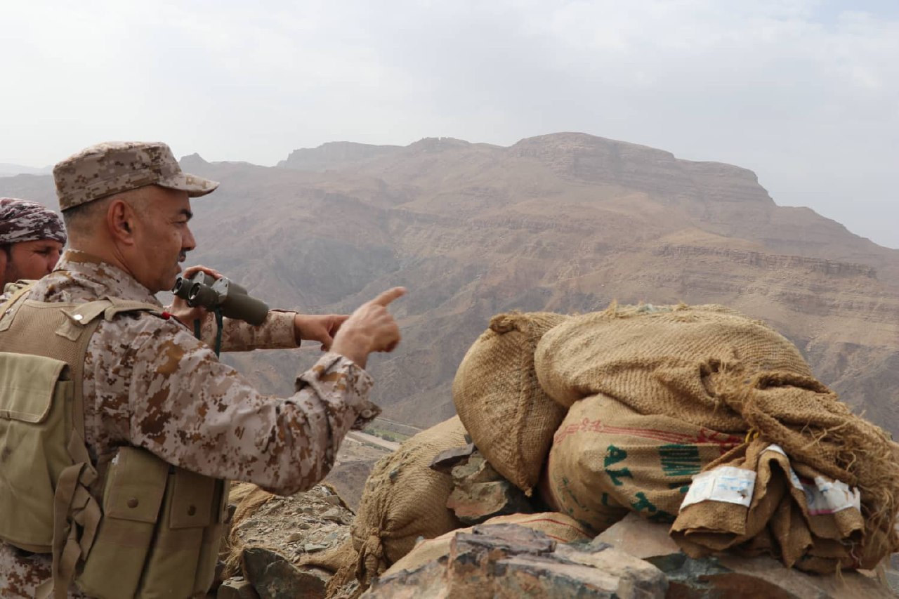 قائد المنطقة العسكرية الثالثة يتفقد ابطال الجيش في الخطوط الأمامية بجبهة صرواح