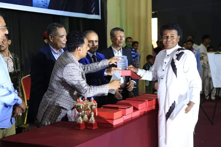برعاية رئيس الوزراء واحتفاء باليوم العالمي للشباب.. مكتب الشباب والرياضة بتعز يقيم حفلاً فنياً في اختتام المراكز الصيفية