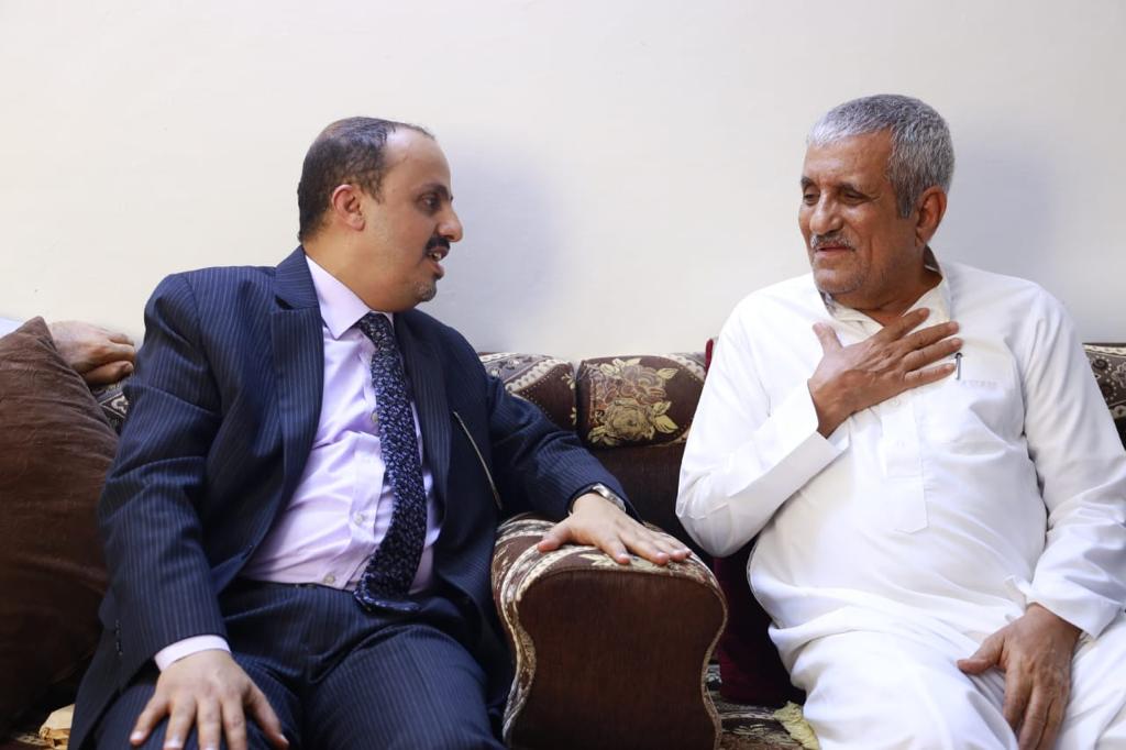 الوزير الإرياني والوكيل الكثيري يزوران الشاعر العامري والفنان عبد الخير بمنزليهما في سيئون