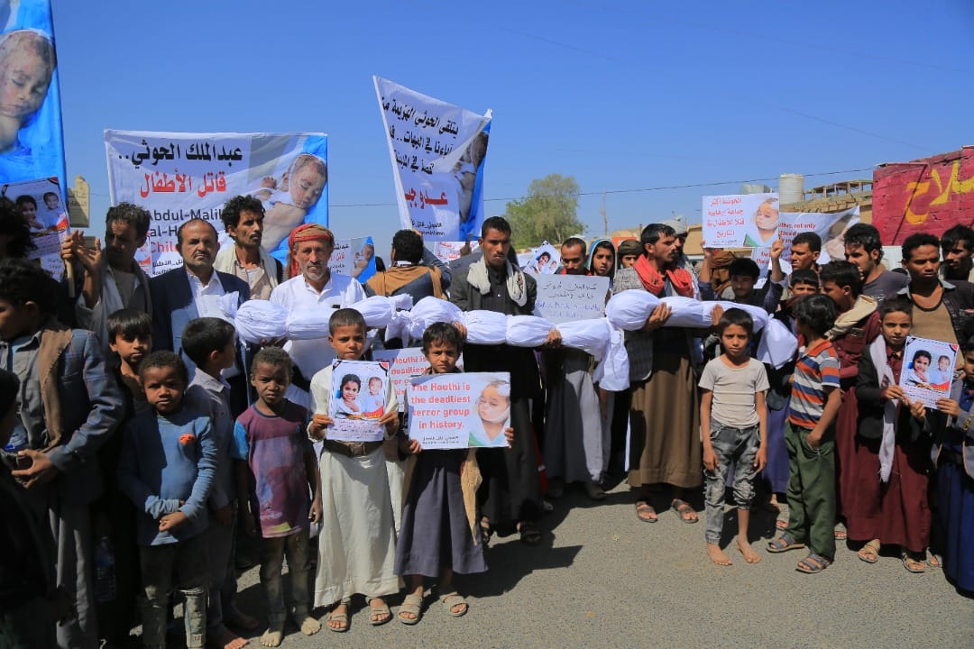تشييع شعبي لضحايا قصف ميليشيا الحوثي لحي الروضة بمأرب