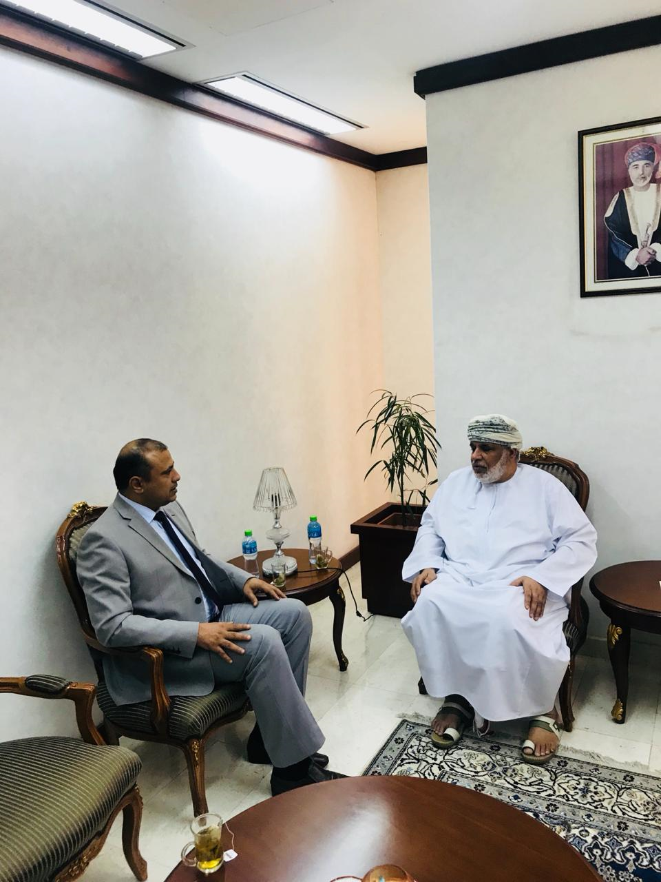 السفير بن شطيف يبحث مع الجانب العماني تسهيلات عبور اليمنيين عبر السلطنة