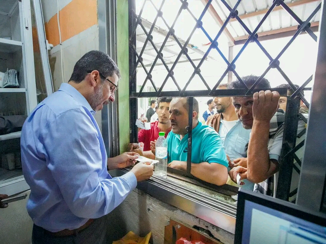 رئيس الوزراء يزور مصلحة الجوازات في عدن ويطالب المواطنين بضرورة الإبلاغ عن أي قضية فساد او ابتزاز