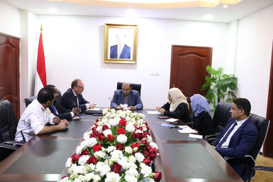 نائب رئيس الوزراء د.الخنبشي يناقش مع منظمة العمل الدولية تنفيذ مشاريع كثيفة العمالة في اليمن