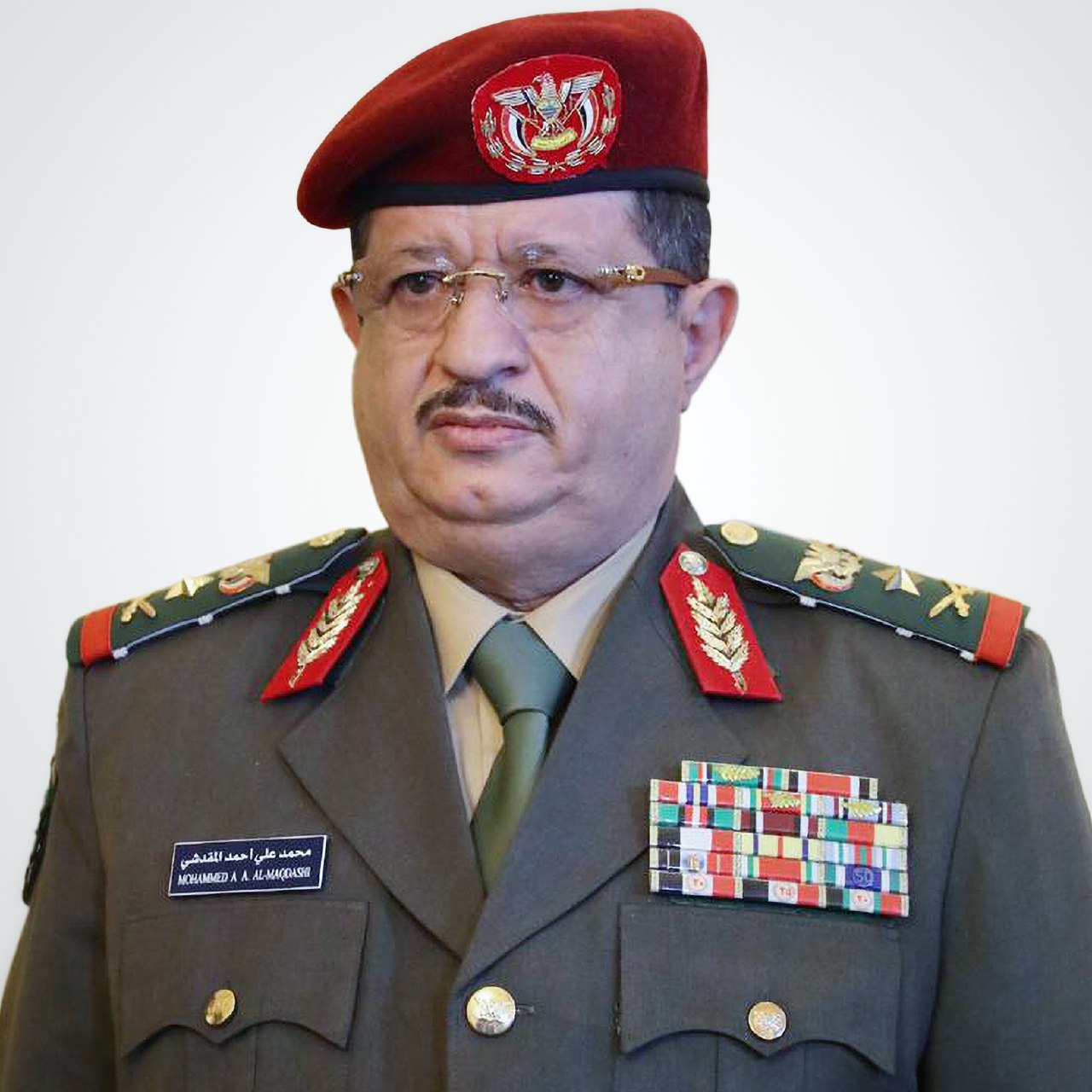 وزير الدفاع يُعزي في وفاة الشيخ احمد عباد شريف 