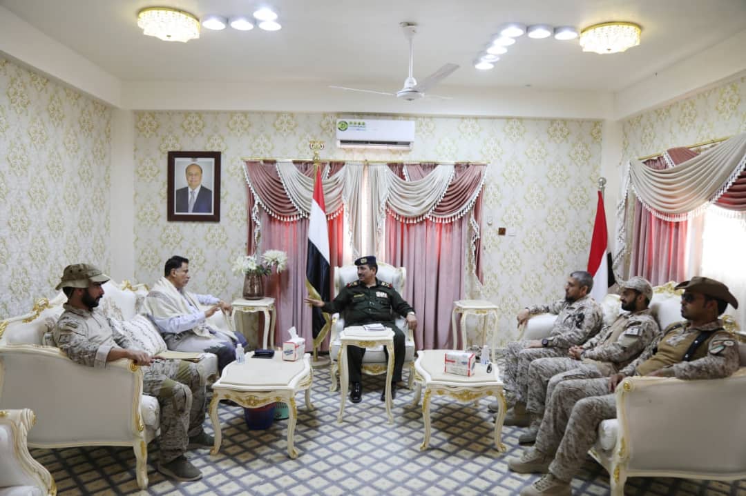 وزير الداخلية يلتقي قائد قوات التحالف العربي بمحافظة المهرة