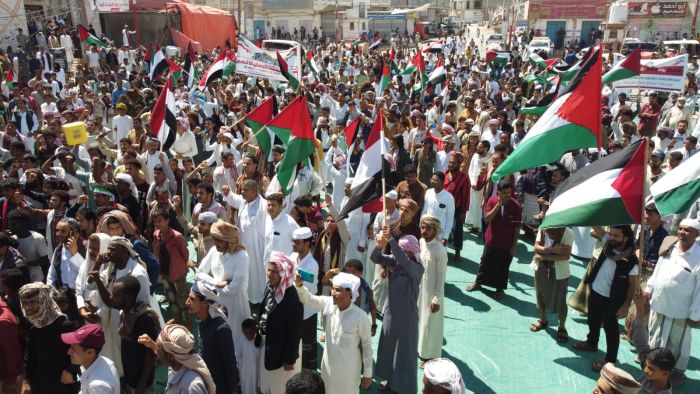 مليشيا الحوثي تعتدي على المتظاهرين من أجل غزة في عدة محافظات