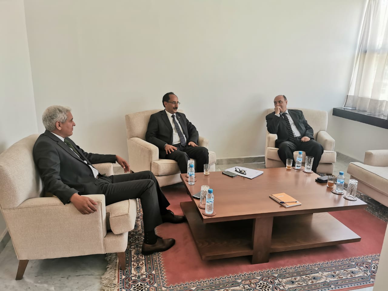 سفير بلادنا في الرباط يبحث مع مسؤول مغربي سبل تعزيز وتطوير العلاقات الثنائية بين البلدين 