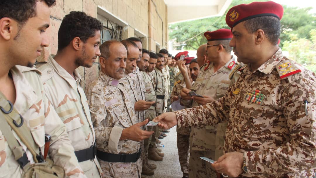 قائد محور تعز يدشن توزيع البطائق الالكترونية لمنتسبي الجيش الوطني