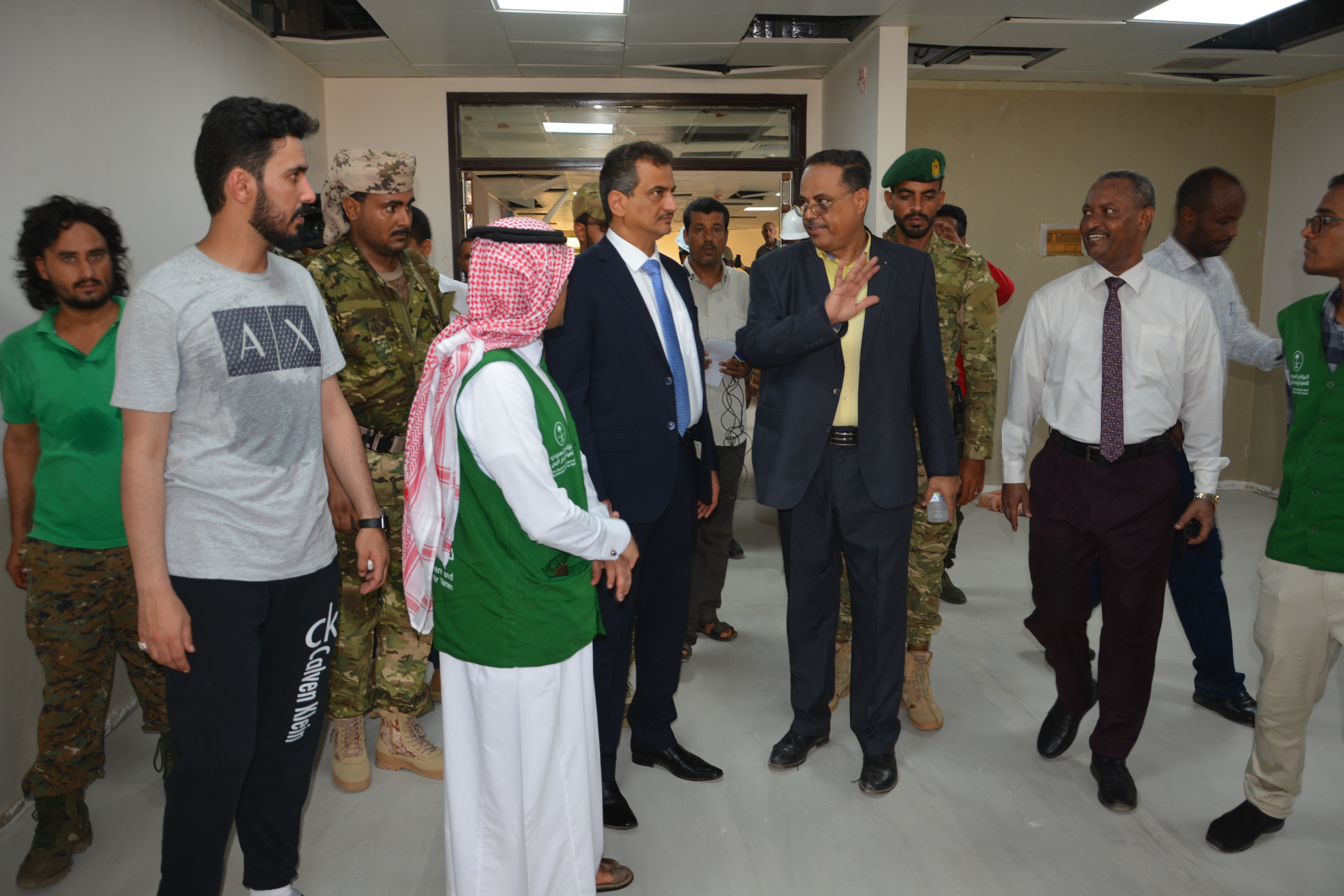 محافظ عدن يتفقد أعمال تأهيل مستشفى عدن العام وسير العمل في مركز غسيل الكلى