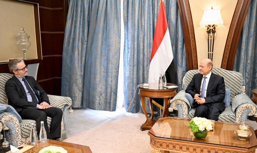 رئيس مجلس القيادة الرئاسي يرحب بالمساعي الحميدة لانهاء الحرب في اليمن