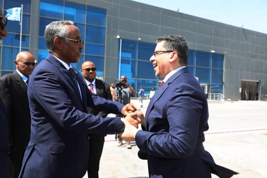 وزير الخارجية وشؤون المغتربين يبدأ زيارة رسمية إلى الصومال