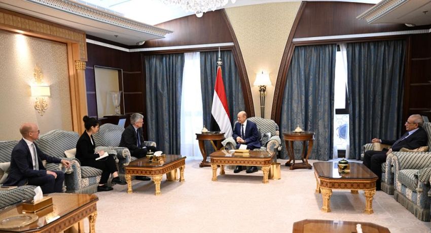 رئيس مجلس القيادة الرئاسي يؤكد اهمية الدور الاوروبي لتحقيق السلام في اليمن