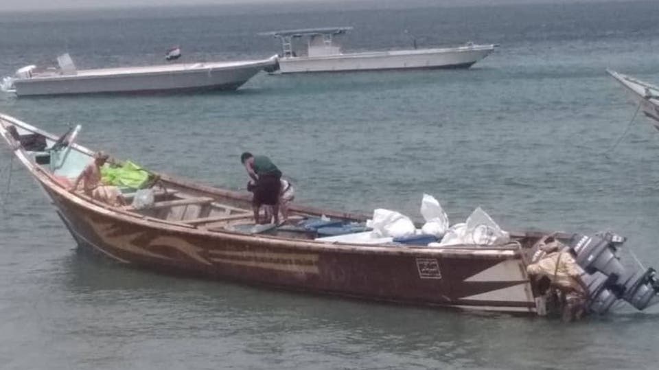 بالصور.. ضبط قارب ذخيرة قبل وصوله للحوثيين في البحر الأحمر