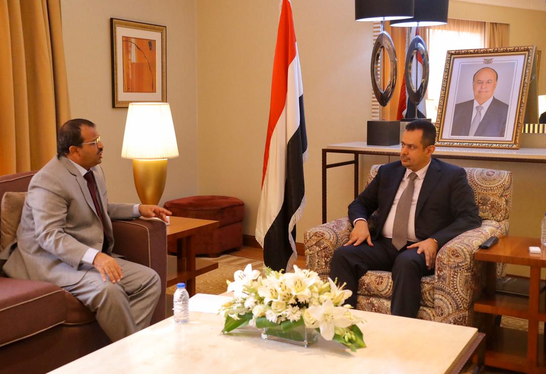 رئيس الوزراء يلتقي المحافظ السوادي ويوجه تحية لقبائل البيضاء وأبنائها الأبطال لتصديهم الشجاع للانقلاب الحوثي