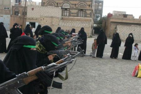 تتزعم 20 إمرأة.. "أم المجاهدين" قيادية حوثية تسطو على أرضية مواطن في إب