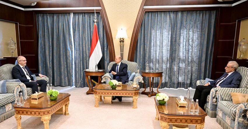 رئيس مجلس القيادة الرئاسي يؤكد ضرورة تصحيح السرديات المغلوطة بشأن القضية اليمنية