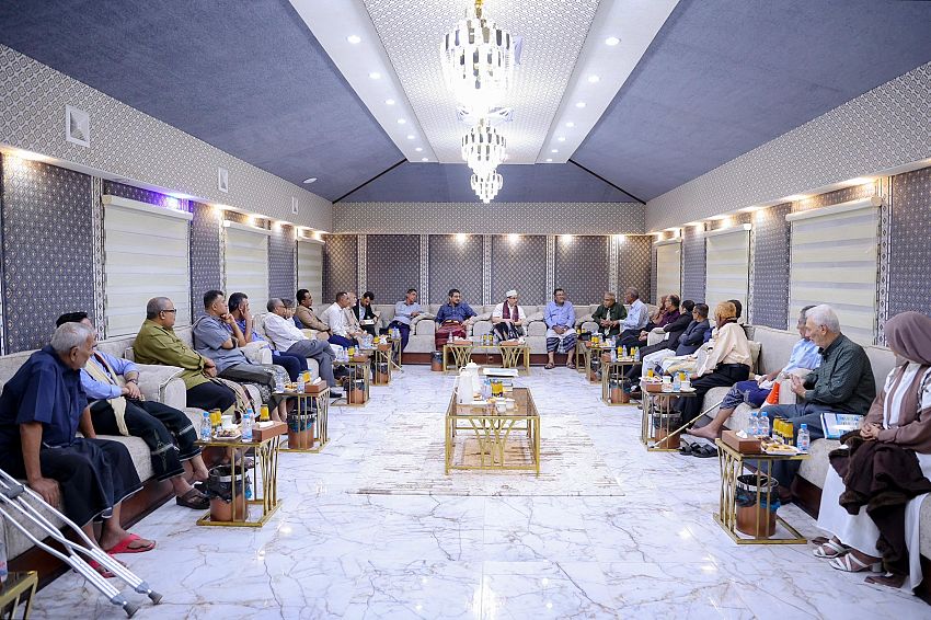 في جلسة رمضانية بالعاصمة عدن.. رئيس الوزراء يؤكد على دور المثقفين والأدباء والمفكرين في التنوير ومعركة الوعي