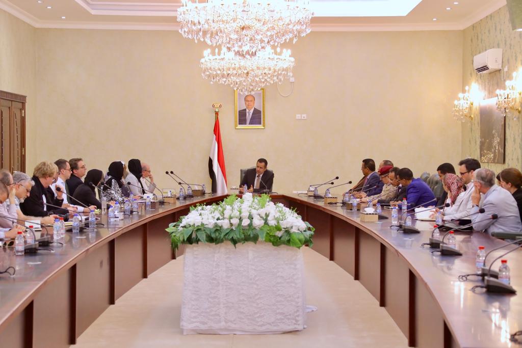 رئيس الوزراء د.معين عبدالملك يستقبل عدداً من الباحثين والمحللين الأجانب في عدن